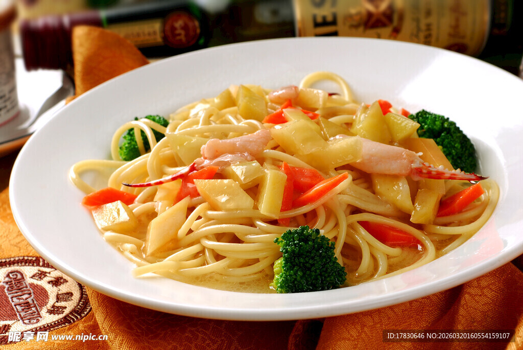 美味意面搭配多彩蔬菜