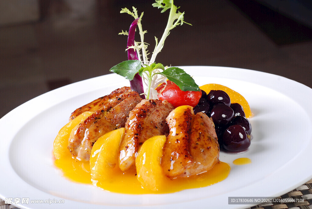 精致摆盘的美味烤鸡肉