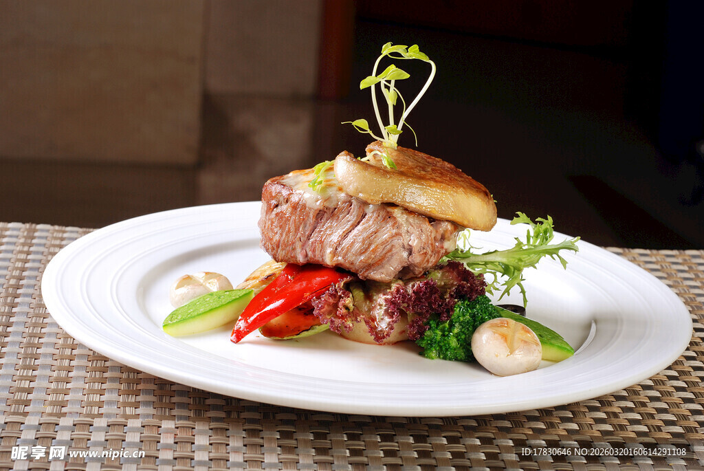 精致摆盘的美味牛排料理