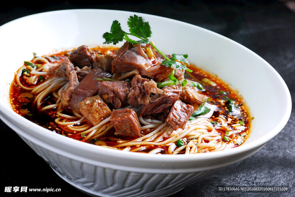 香辣牛肉面美味诱人