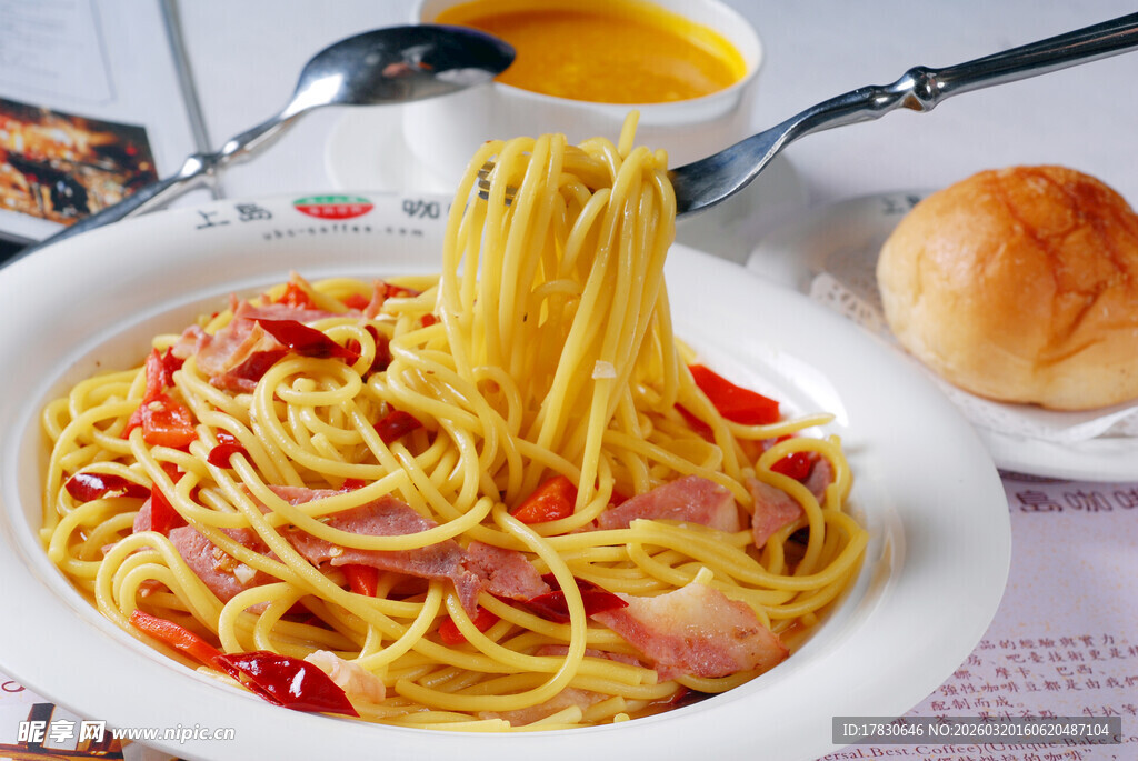 美味意面搭配丰富食材