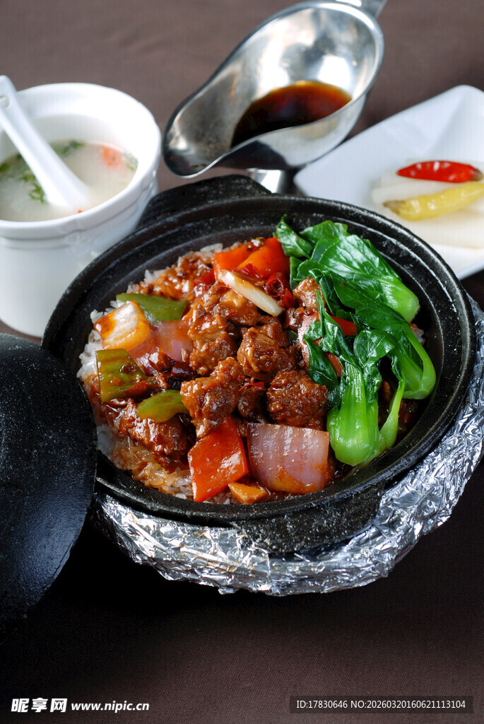 美味瓦罐菜肴鲜香诱人