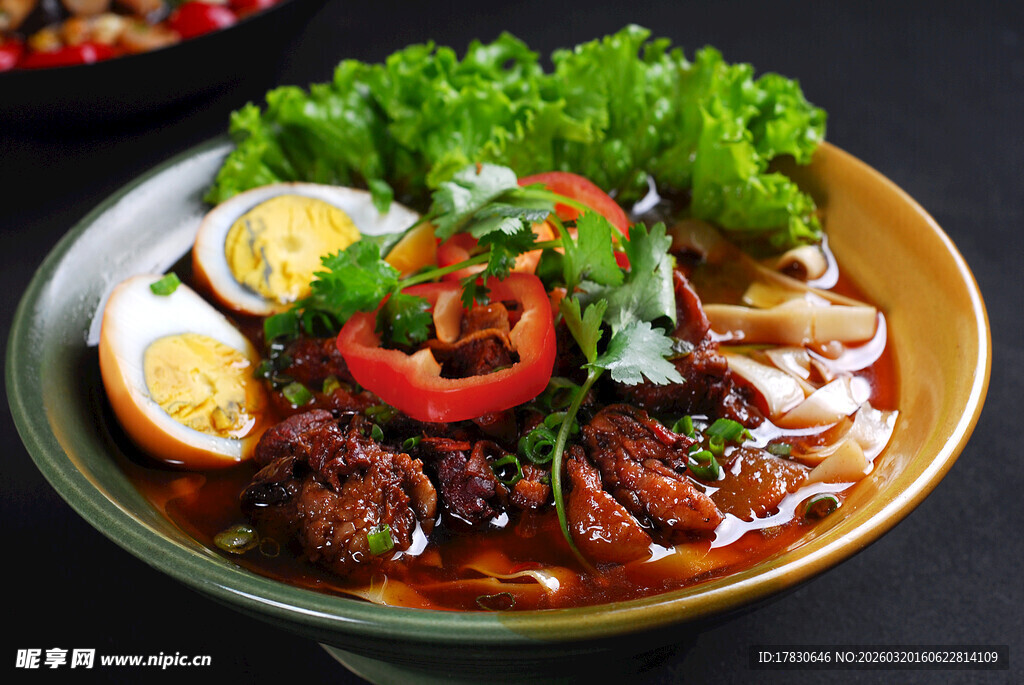 美味牛肉拉面配菜丰富