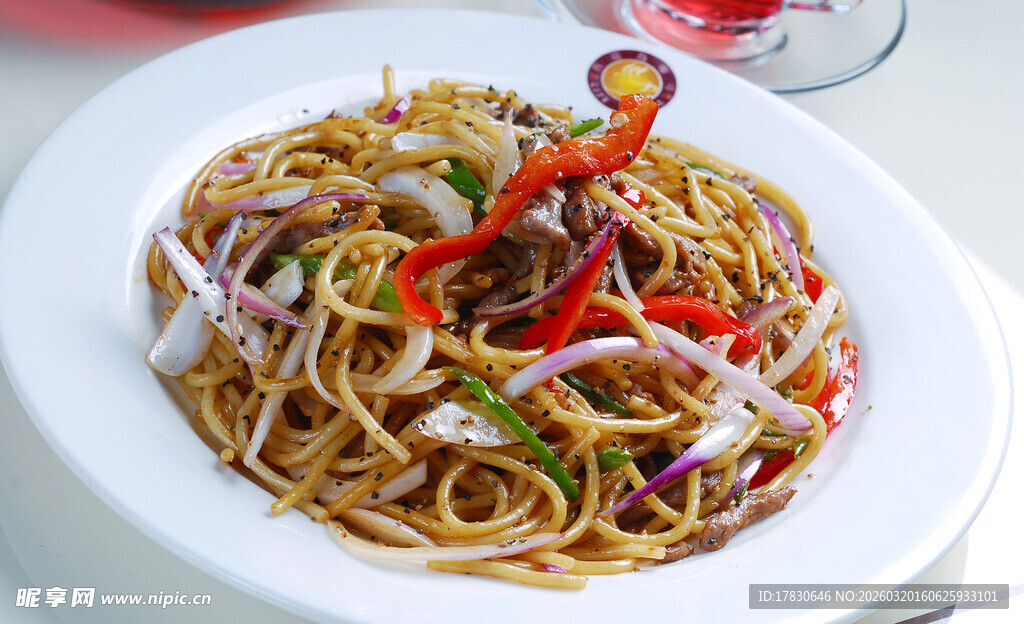 美味炒面色彩丰富诱人