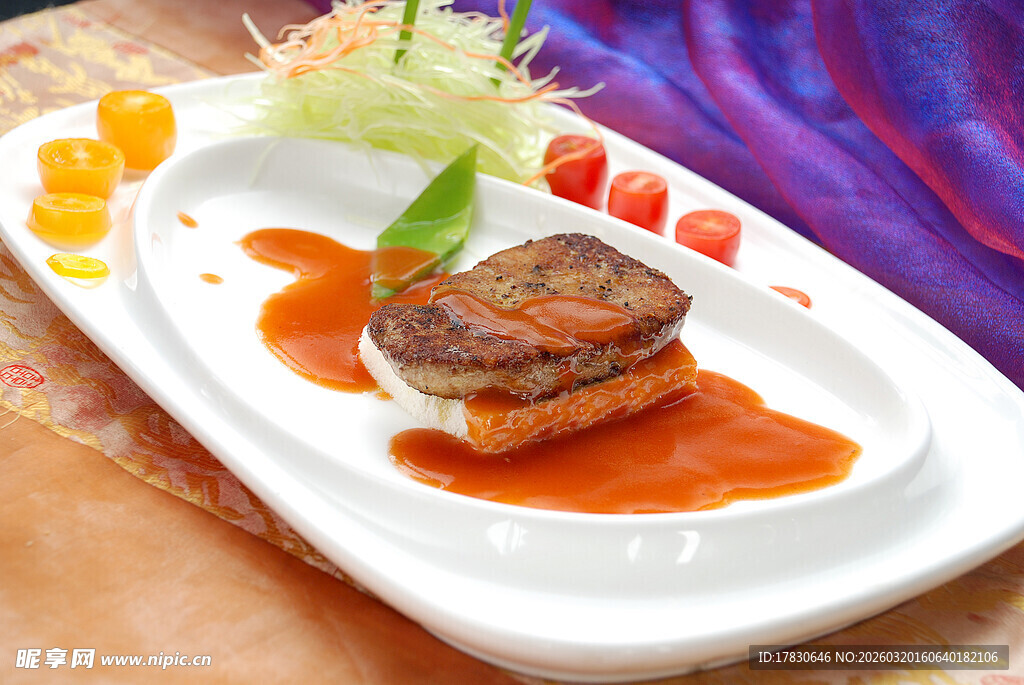 香煎鹅肝配特色酱汁