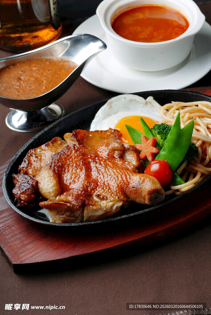 美味烤猪肘配多样美食