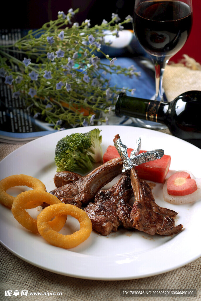 美味牛排摆盘与红酒搭配