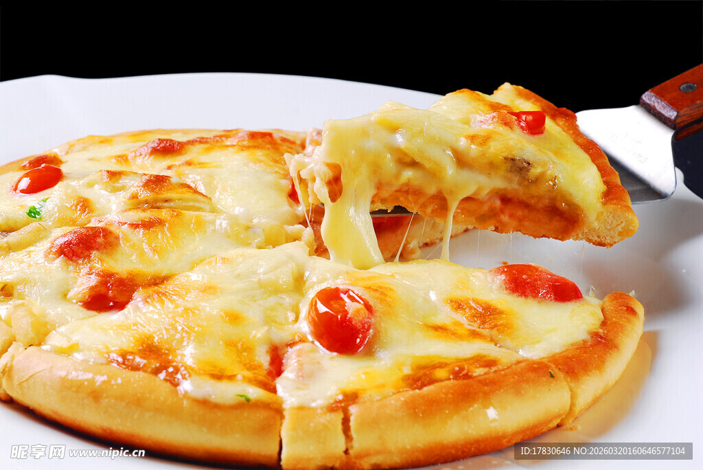 美味芝士披萨被拉起