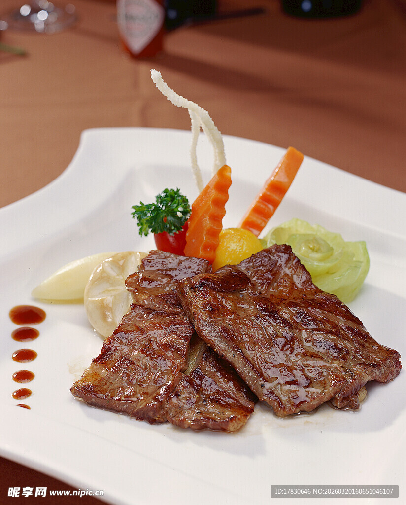 美味煎牛排摆盘精致