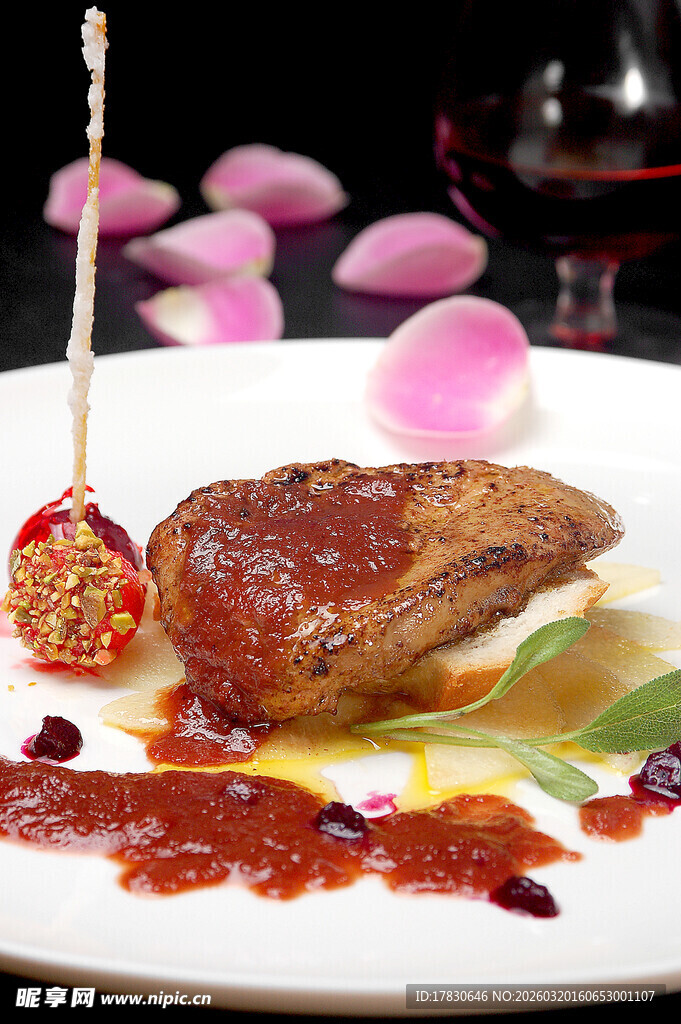 精致摆盘的美味牛排料理