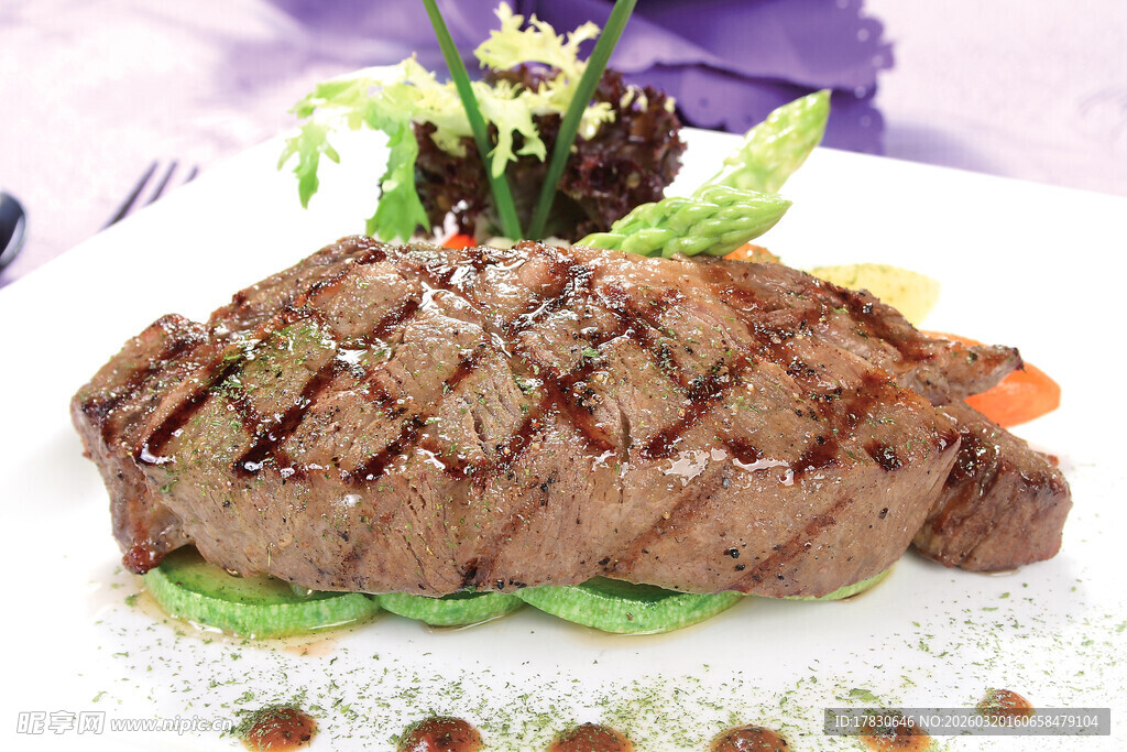 美味多汁的香煎牛排