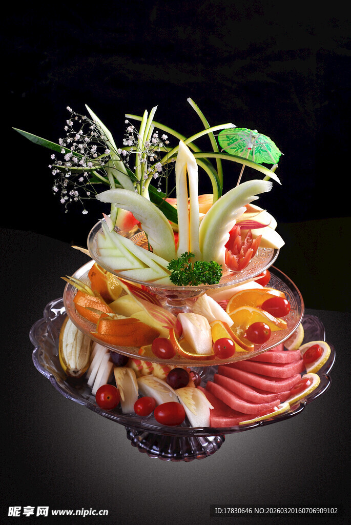 精美摆盘的多彩刺身拼盘