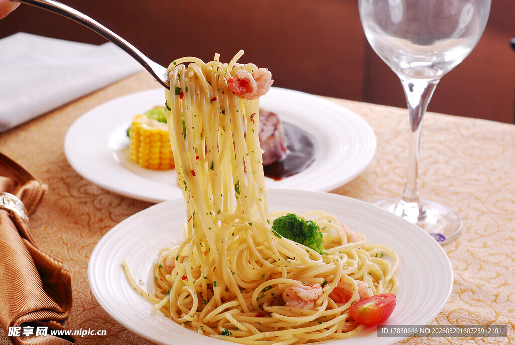 美味意大利面摆放在餐桌