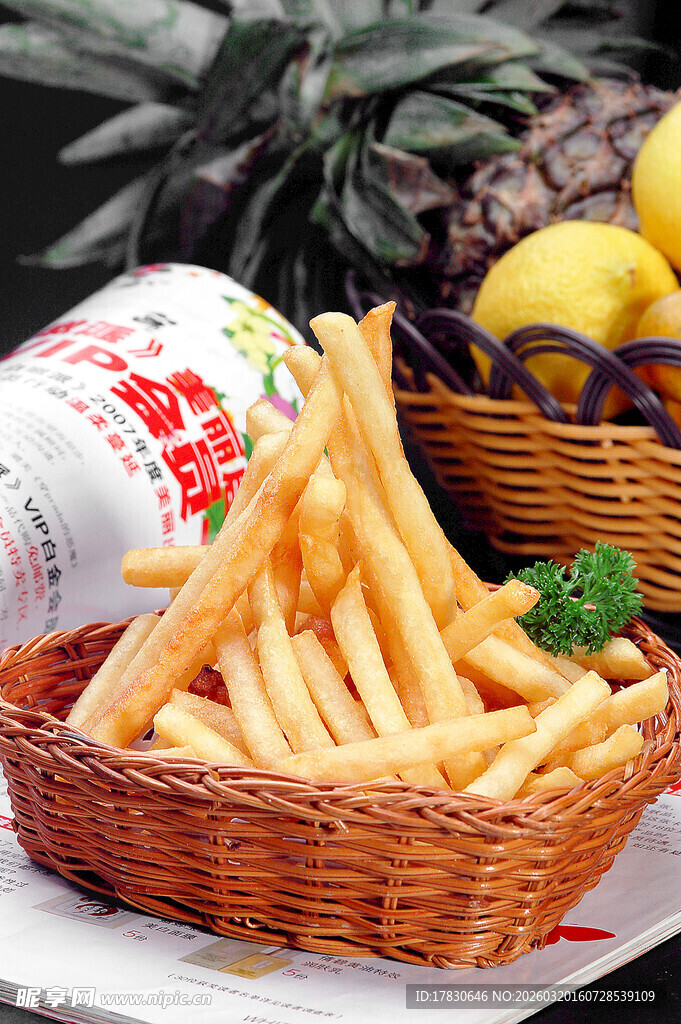 美味薯条搭配新鲜水果