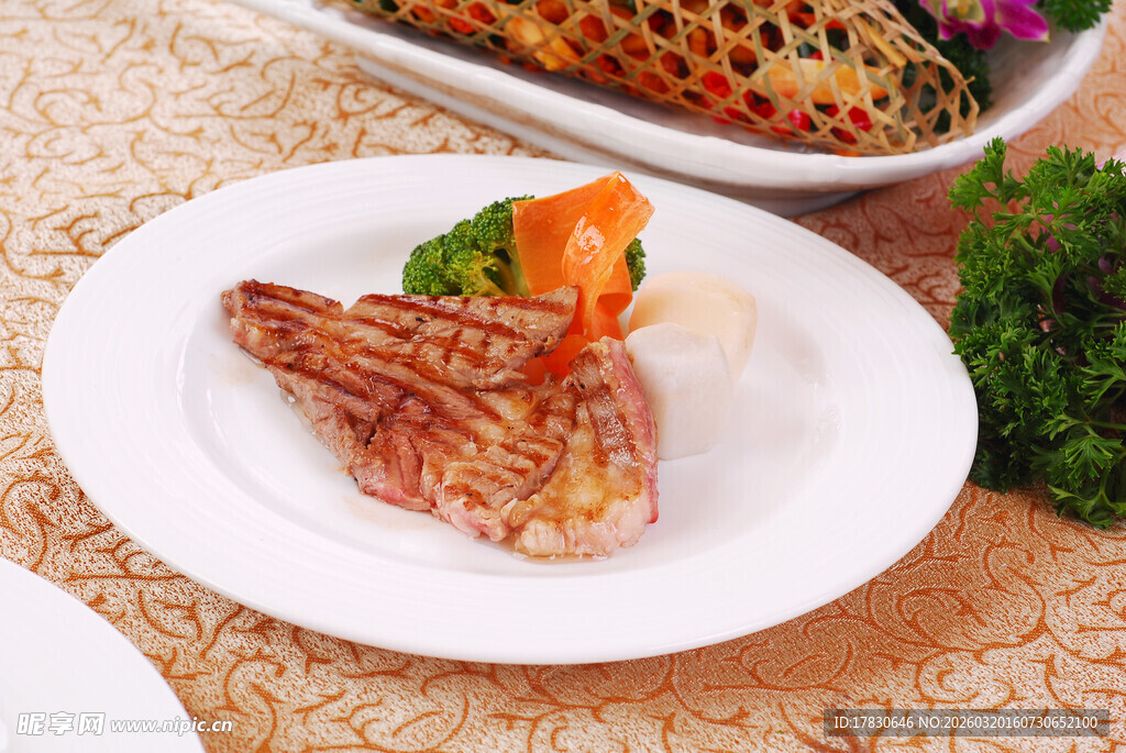 香煎牛排配蔬菜