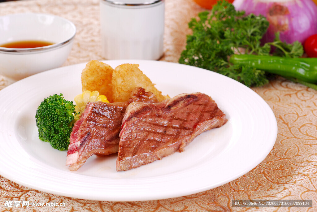 美味牛排配多样配菜