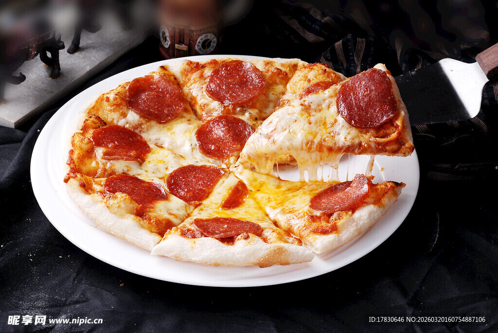 美味切片意大利辣味香肠披萨