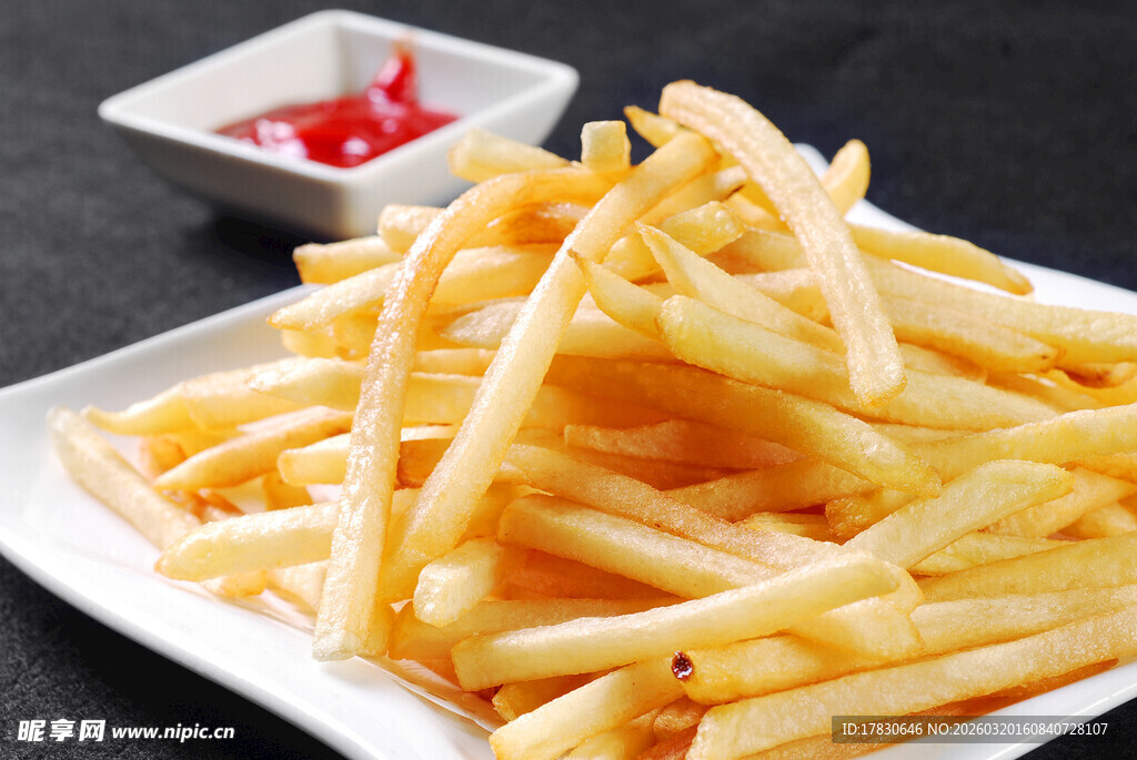 美味金黄薯条摆盘精致