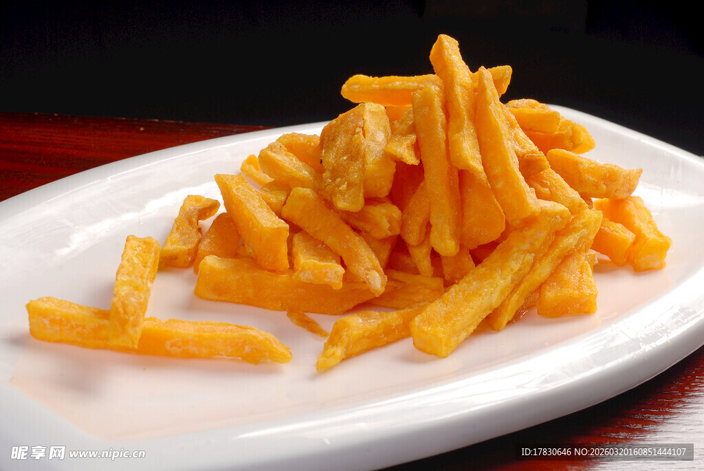 美味金黄薯条摆于白盘