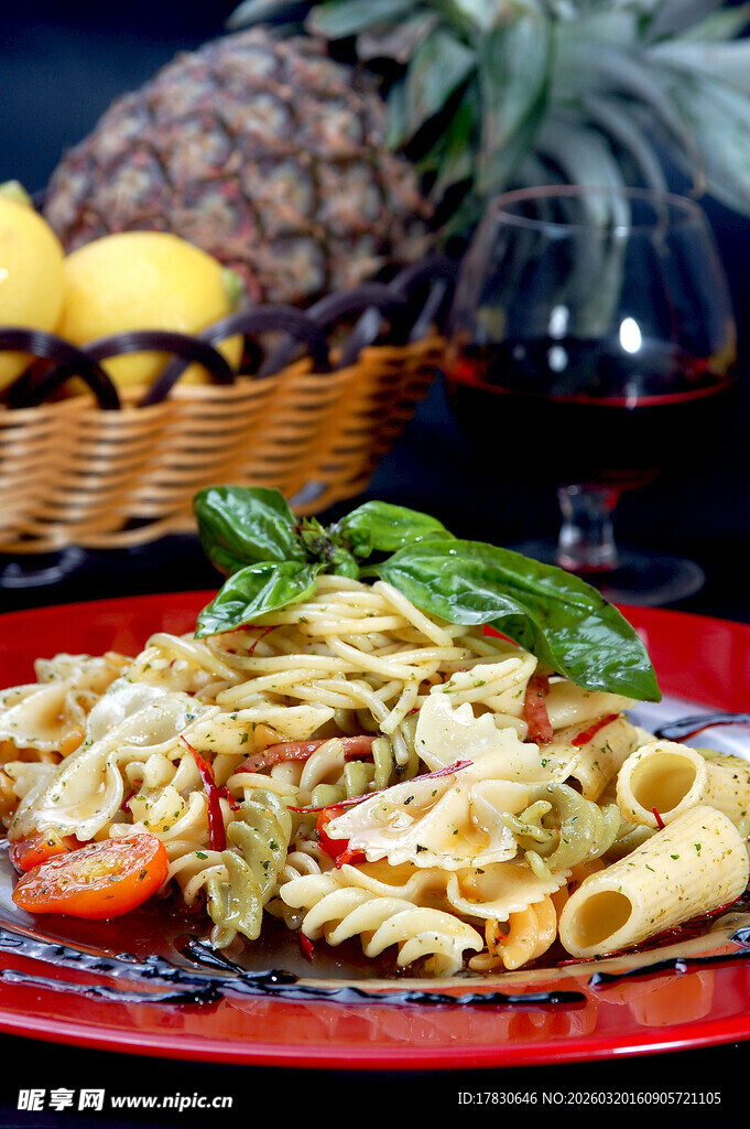 美味意面配新鲜菠萝