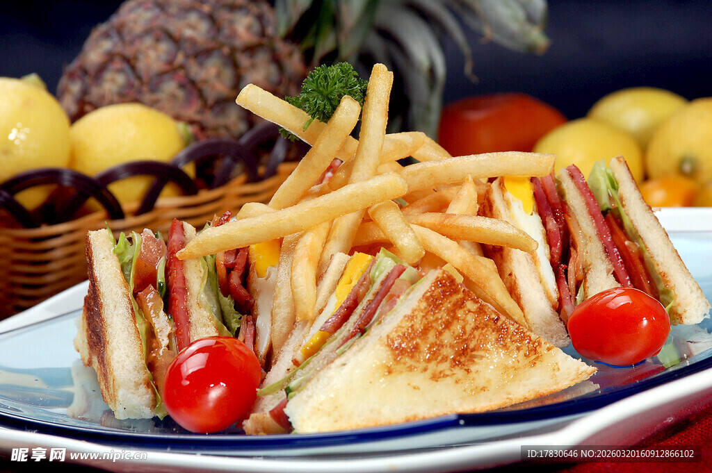 美味三明治配薯条与蔬果