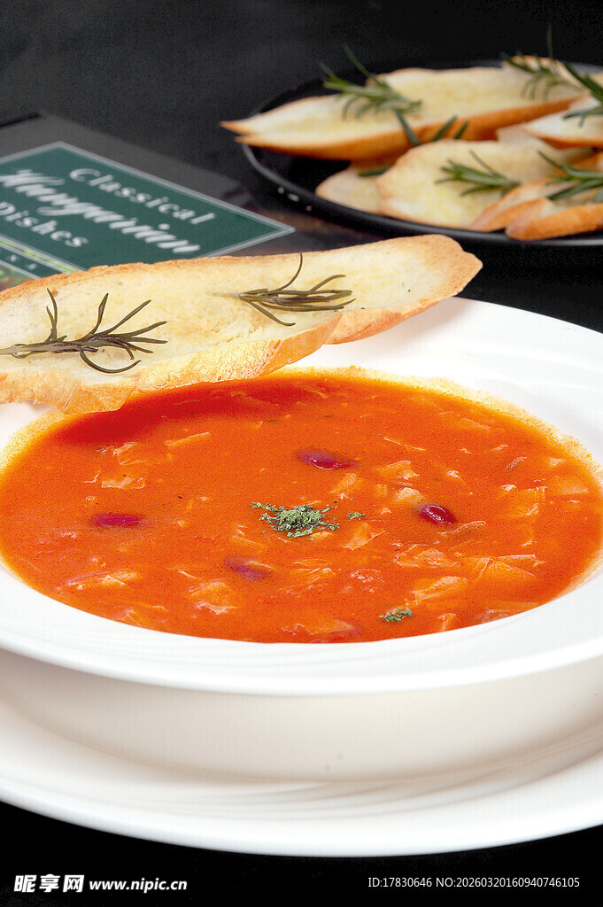 美味番茄浓汤配特色面包