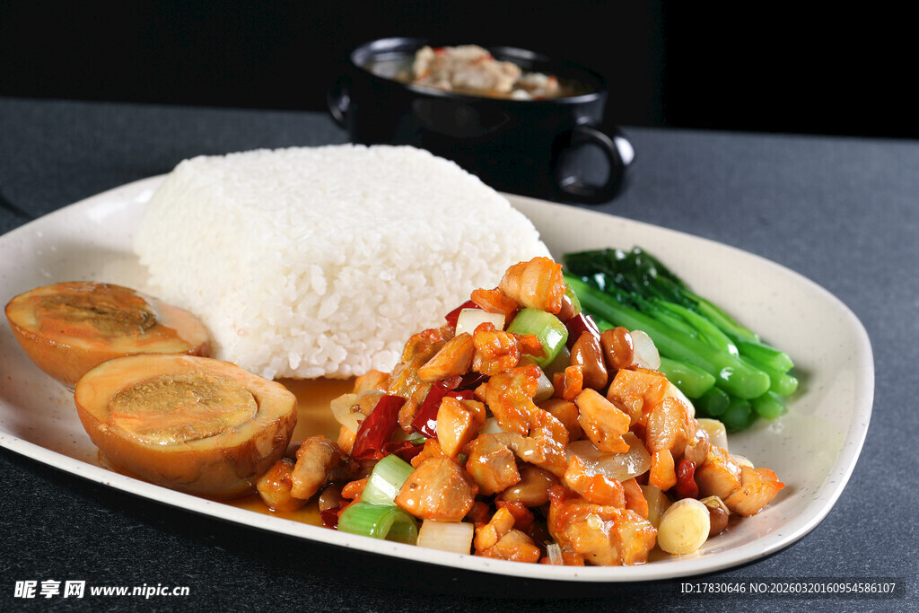 虾仁炒饭套餐配米饭蔬菜