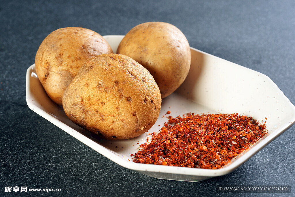 白盘土豆配红色调味料