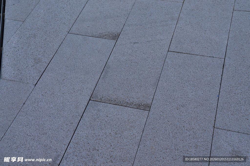 灰色石质铺地路面