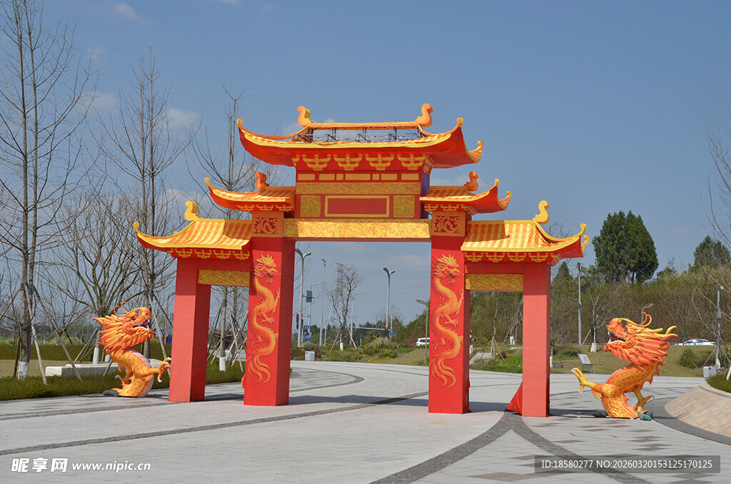 中式传统红色牌坊建筑