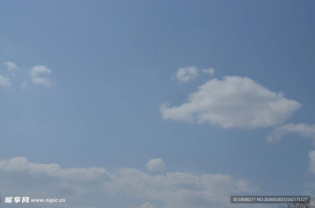 晴朗天空中的蓬松白云