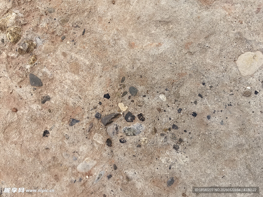 地面泥土上的黑色斑点