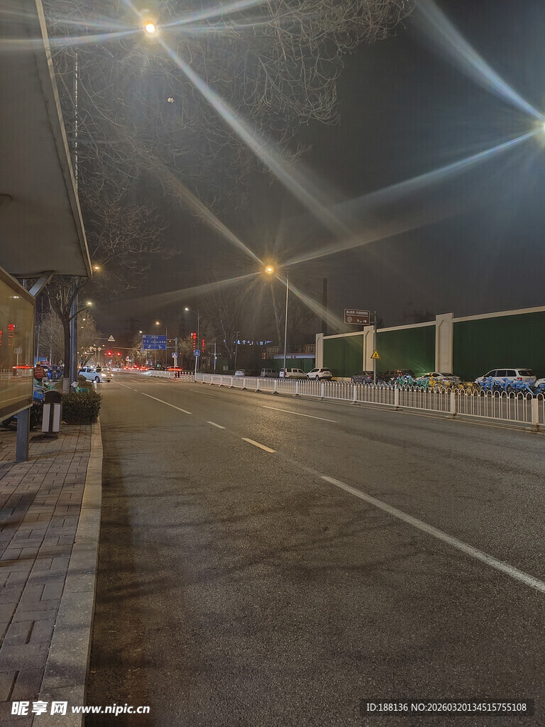 夜晚城市空旷道路美景