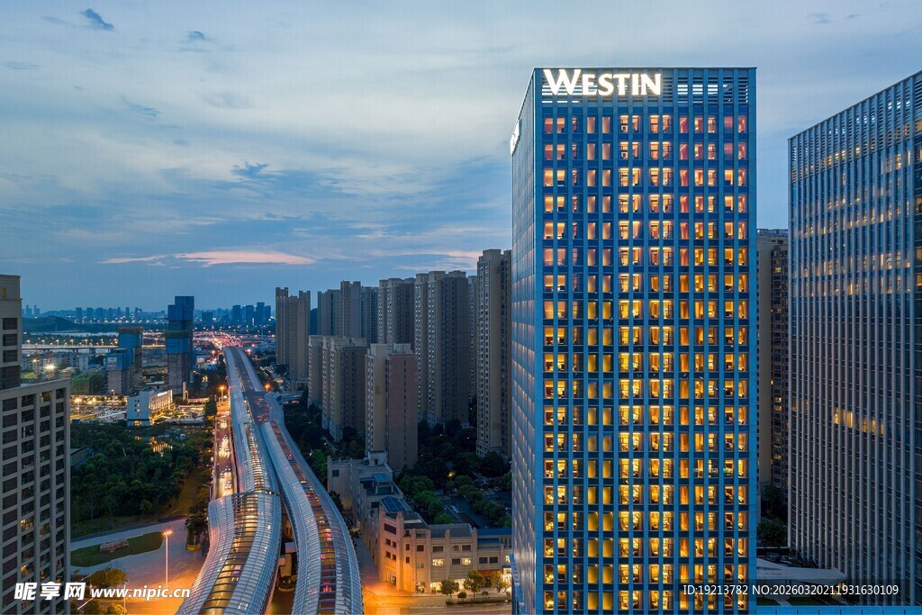 城市夜景中的高楼与车流