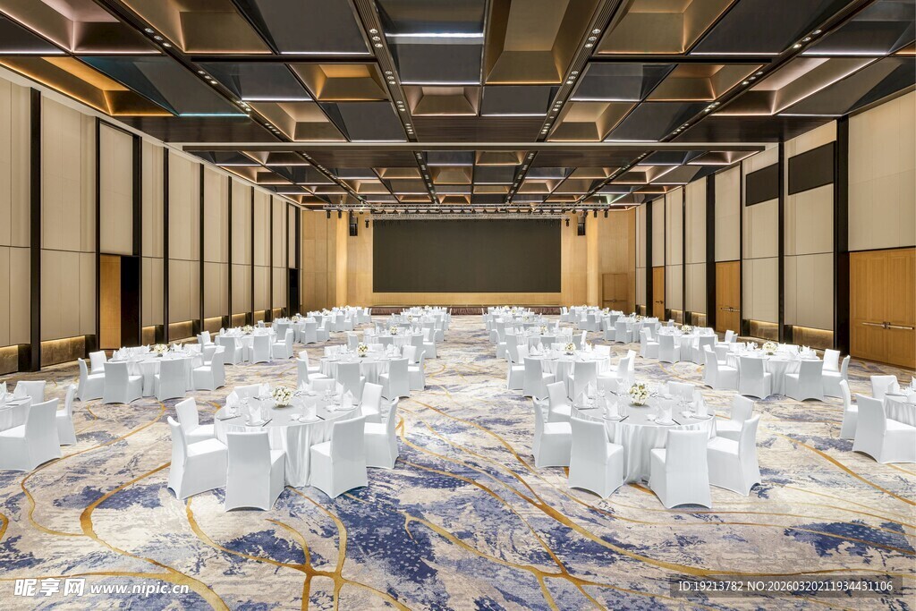 宽敞华丽的宴会大厅布置