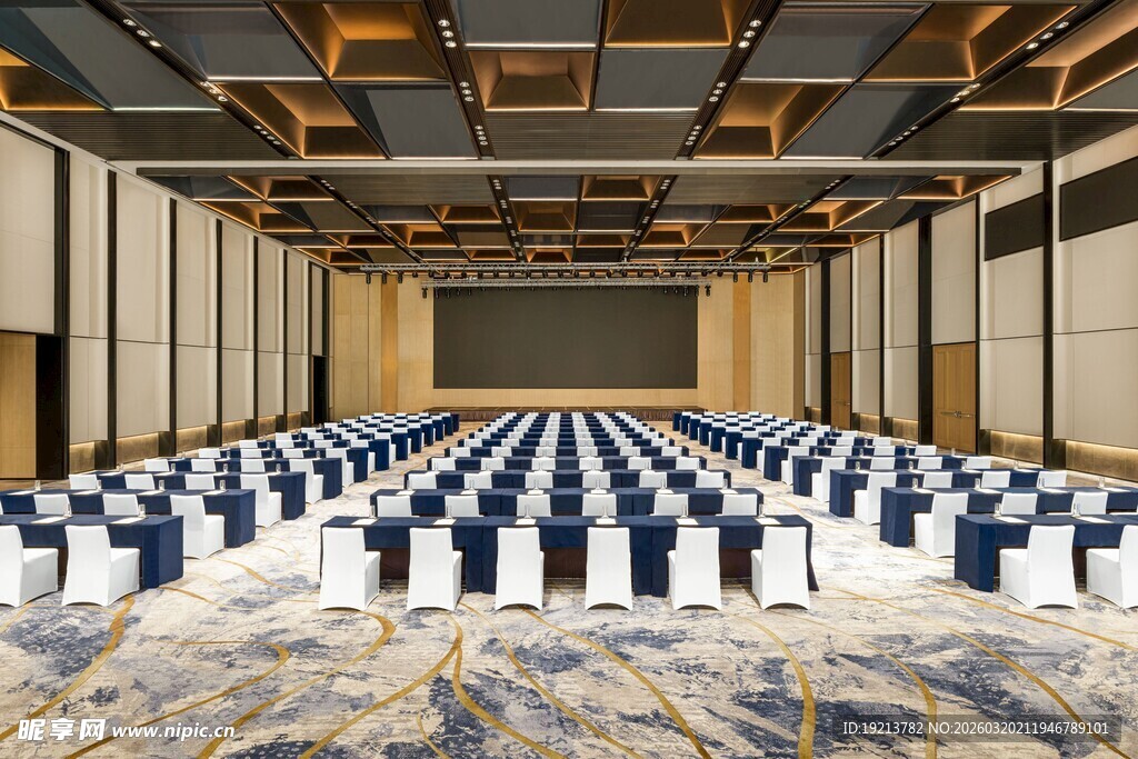 宽敞会议室整齐排列座椅
