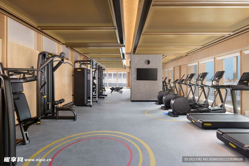 宽敞现代健身房全景