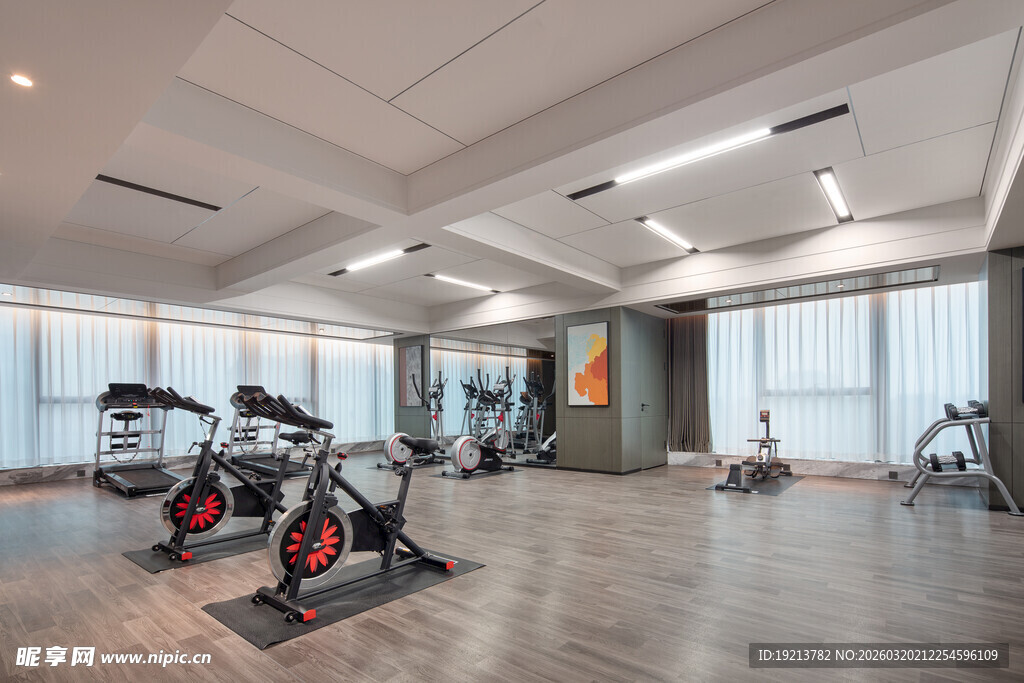现代宽敞的健身房内部