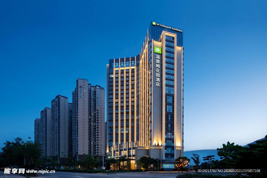 城市璀璨高楼夜景图