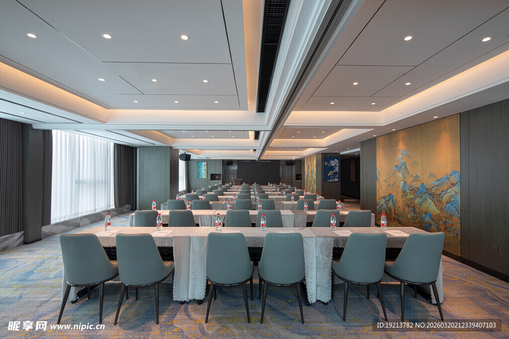 现代风格宽敞会议室