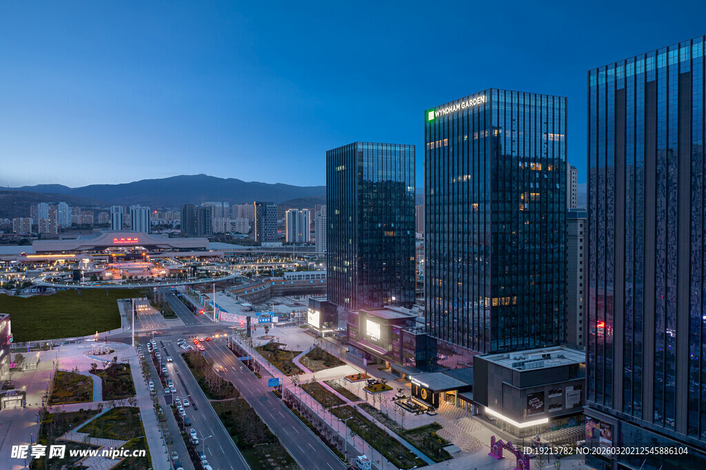 都市夜景中的繁华建筑群