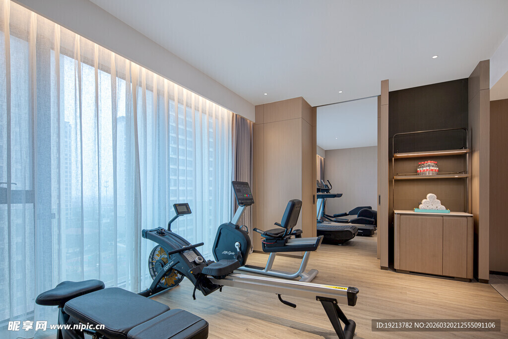 现代健身房室内健身场景