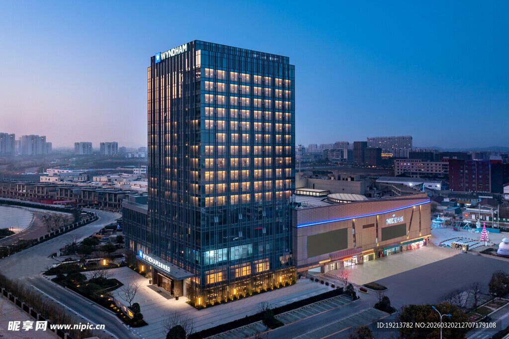 城市中灯火璀璨的高楼大厦