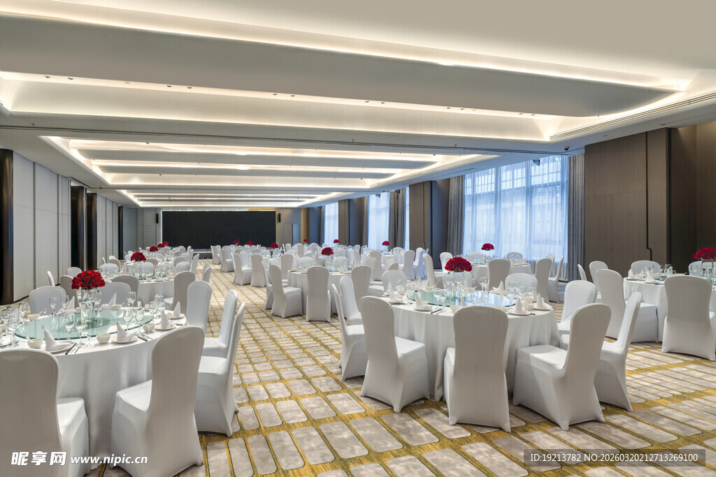 宽敞明亮的宴会大厅布置