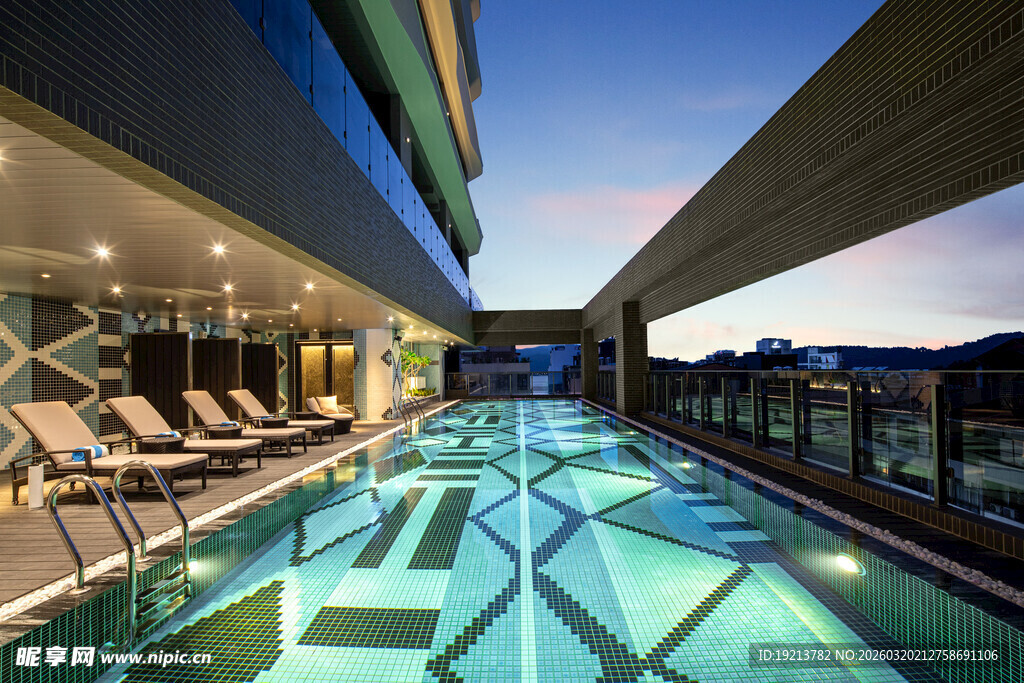 豪华酒店露天泳池夜景