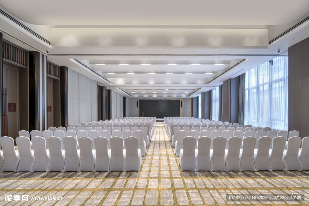 宽敞明亮的现代会议室