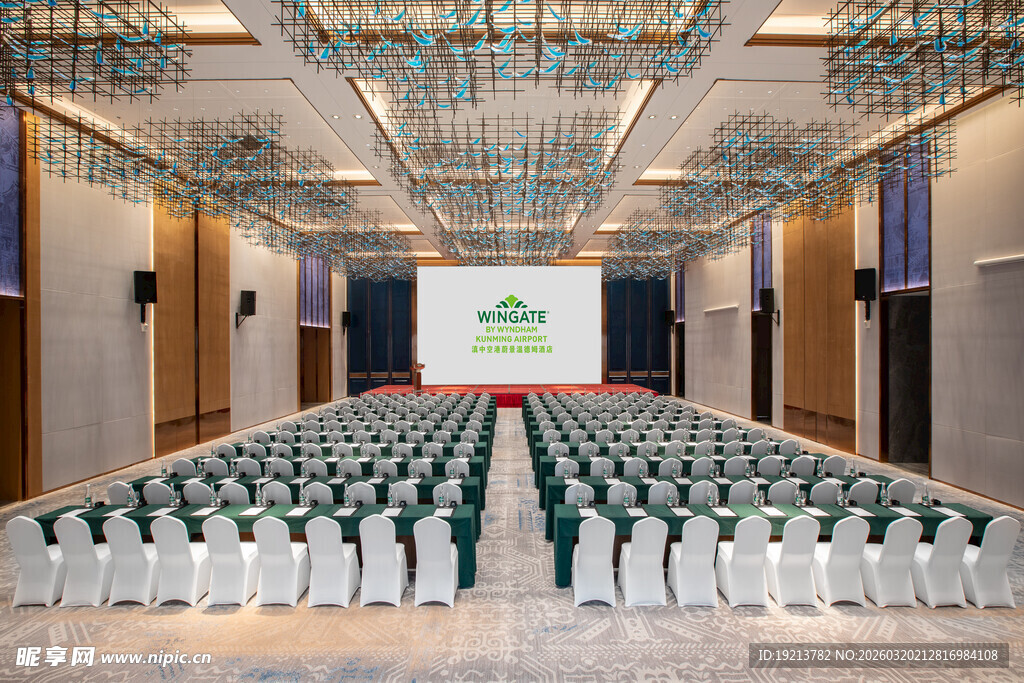 宽敞华丽的会议大厅布置