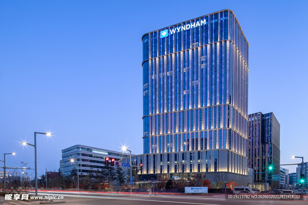 现代都市高楼夜景