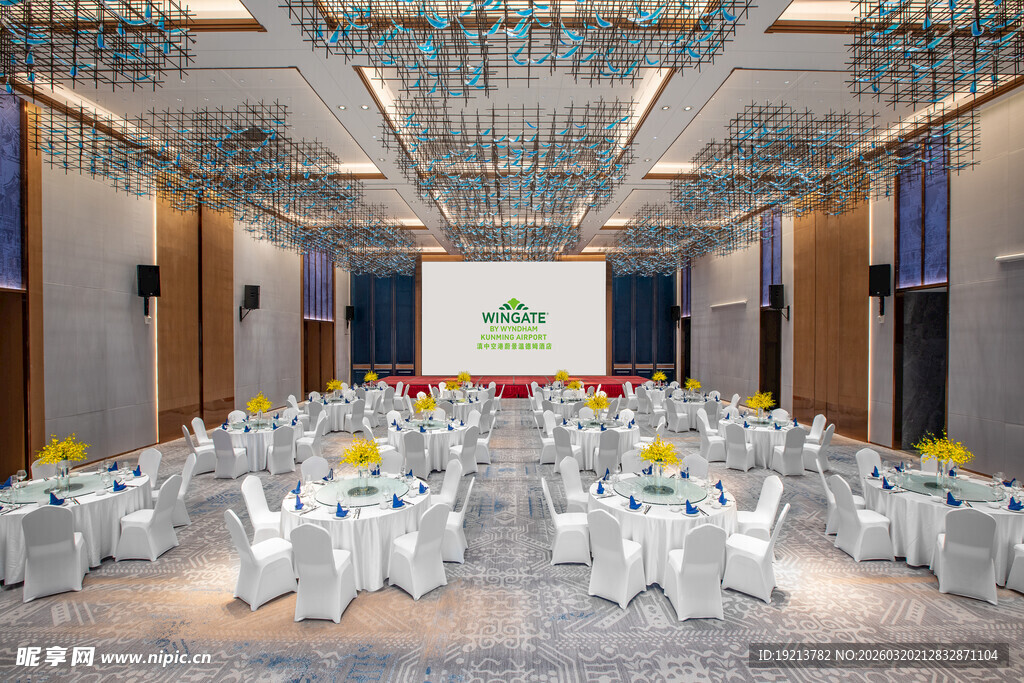 豪华宴会厅桌椅整齐摆放