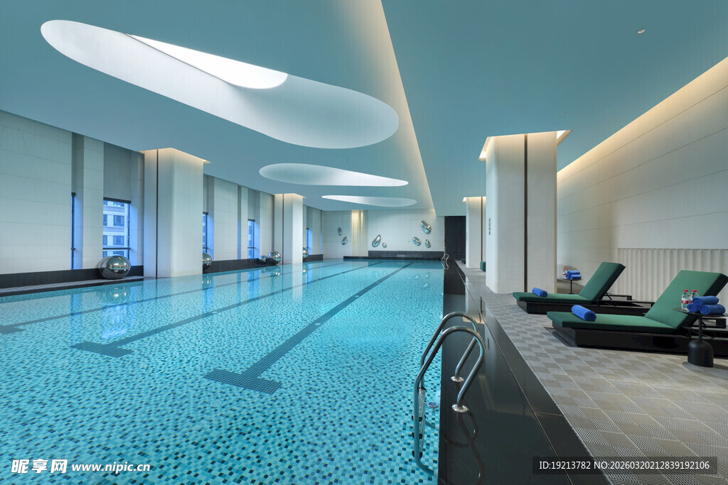 现代豪华室内游泳池场景